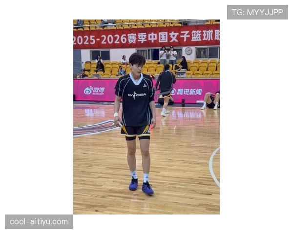 刚刷到杨舒予训练完拎着名牌包出球馆，我在屏幕这头既尴尬又想笑